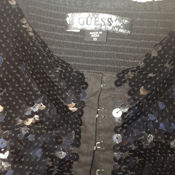 3/$20 - Guess crop top - Picture 2 of 3